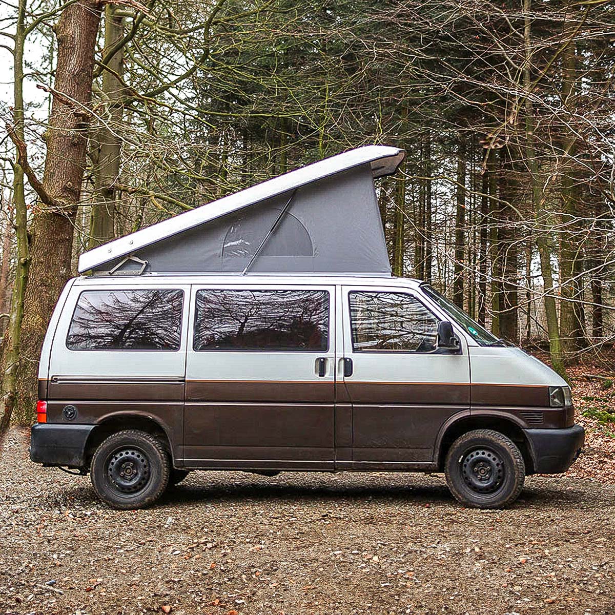 Camper-Van (VW T4) mit geöffnetem Schlafdach